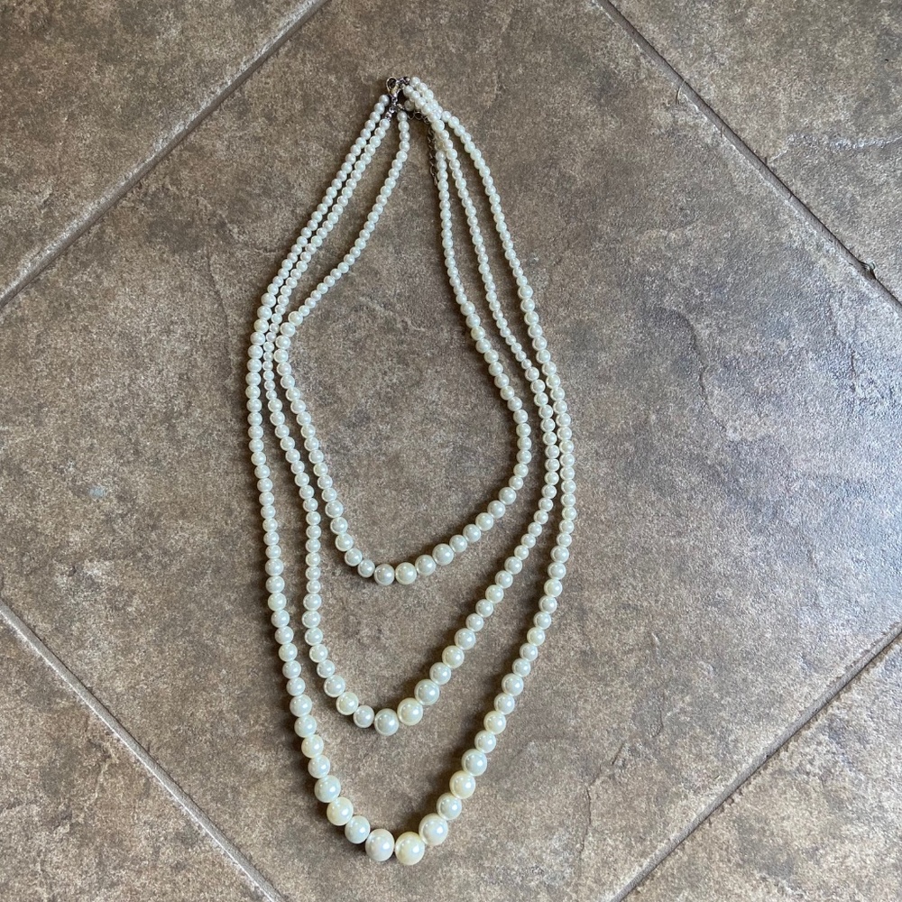 GUC - Pearl Necklace Faux - Triple Strand - Picture 5 of 11